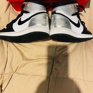 Womens size 6 air Jordan 1 OG high tops.